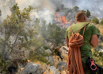 Zjarret, Peleshi: Këto janë zonat ku Forcat e Armatosura po luftojnë ende nga toka e ajri për shuarjen e flakëve