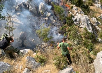Dita e 15/ Riaktivizohen disa vatra zjarri mbi fshatin Dukat dhe Karaburun. Sot pritet ndërhyrja e helikopterëve të ardhur nga Holanda dhe Çekia