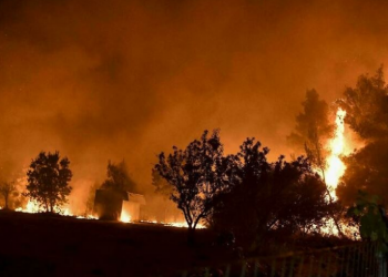 Panik e ‘luftë’ me zjarret në Greqi/ Policë që evakuojnë banorët: Disa s’duan të lënë shtëpitë ‘në duart e flakëve’. Era vazhdon të përhapë…