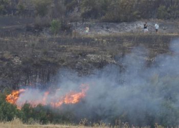 Në aksion nga toka e ajri, MM: Eliminohen vatrat e zjarrit në Dukat e Gjirin e Gramës, shmanget rreziku për banesat në fshatin Livadhja