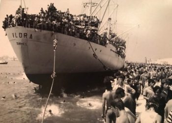 “Historia hyn pa trokitur”, Corriere della Sera: Si zbarkoi në Bari me anijen “Vlora” një qytet i tërë 30 vite më parë