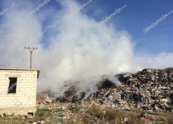 Përfshihet nga flakët fusha e mbetjeve në Lushnje, tymi dhe era e keqe ‘pushtojnë’ zonën