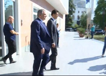 Basha dhe deputetët i drejtohen Kuvendit, përballen me militantët e Berishës