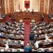 Seanca e dytë e  Kuvendit! ‘Zhduken’ simpatizantët e Berishës, nis betimi i 140 deputetëve të rinj