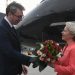 Ursula von der Leyen mbërrin në Serbi, presidenti Vuçiç i dhuron tufë me lule