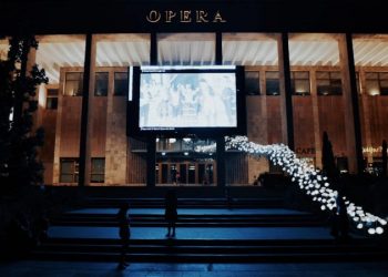 Rihapja e TKOB/ Margariti publikon fotot: Lulet e bardha janë homazh për artistët dhe ata që humbën gjatë pandemisë