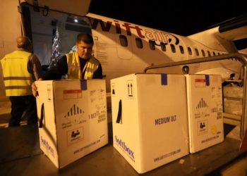 FOTO/ Vijnë rreth 31 mijë vaksina Pfizer, ministrja Manastirliu: Kemi 2 milionë doza në total