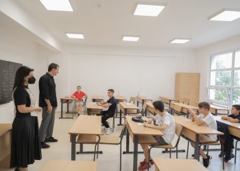 Veliaj dhe Kushi përurojnë shkollën e re “Murat Toptani”: Nuk ka më arsye që nxënësit të dynden dhe mësimi të bëhet me dy turne!