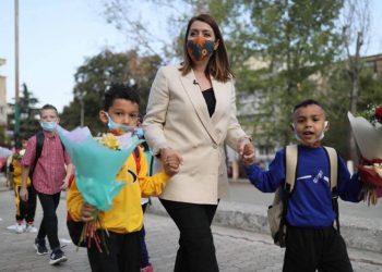 Manastirliu shoqëron fëmijët e “Zyber Hallullit” në shkollë: I urojmë një vit shkollor të shëndetshëm