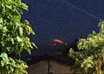 Elbasan/ Një zjarr i madh mbi kodrat e fshatit Shushicë