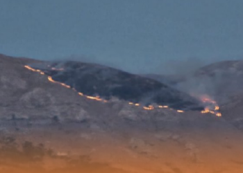 Përhapen flakët në Malin e Thatë, zgjerohet vatra e zjarrit për shkak të erës
