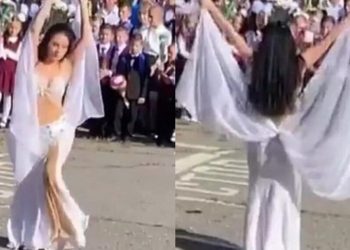 Habiten prindërit! Mësuesja i pret nxënësit në shkollë me kërcim sensual (VIDEO)