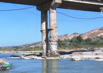 Vëzhgimi mbi urën mbi lumin Shkumbin/ Jeta e 13 mijë banorëve në rrezik shembje nga gjendja e urës