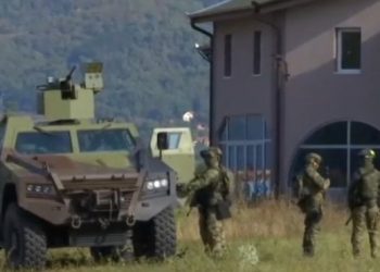 VIDEO/ Përshkallëzohet situata, televizioni shtetëror i Serbisë: Ushtria vetëm 2 km larg kufirit me Kosovën