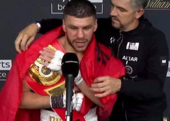 Florian Marku u shpall kampion bote, kush është greku që i hodhi flamurin shqiptar mbi supe