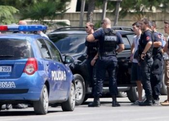 Vlorë/ Qytetarët shtangen nga predhat, vjen me urgjencë policia