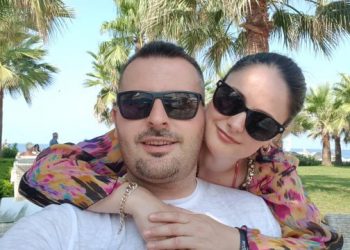 “Sot më le përgjithmonë”/ Bashkëshortja e politikanit trondit: Djalin s’arrite ta përcjellësh në klasë të parë