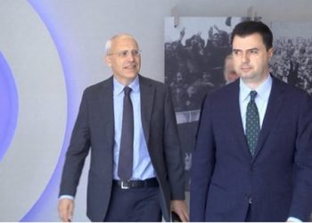 Me dyer të mbyllura/ Ambasadori gjerman takon Bashën, disa ditë para ardhjes së Merkel në Shqipëri