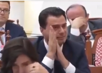 VIDEO/ “7×7=42, më fal 49”! Rrjeti “shpërthen” me aritmetikën e Bashës, shoqërohet me pamje të Lulit që qesh vetë me lot