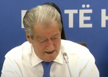 “Basha ik”/ Demokratët kërkojnë largimin e kreut të PD në takim me Berishën, ish-kryeministri: Jo, ju lutem…