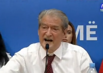Akuza e Berishës: “Kushtrimi është në këmbë, të gjithë për mbrojtjen e demokracisë. Rama duke kapur për fyti pengun e tij, asgjesoi pluralizmin”