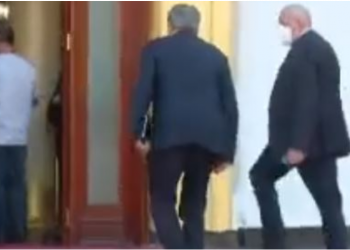 FOTO/ Sali Berisha mbërrin i pari në Parlament për seancën e pasdites