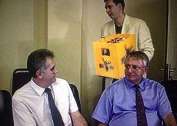 “Kamerier” i radikalit serb/ Vuçiç reagon për foton e famshme ku po i sillte birra Sheshelit