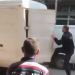 VIDEO / Rreth 40 klandestinë brenda furgonit në Pogradec, pamjet e trishta si i ikin policisë me vrap