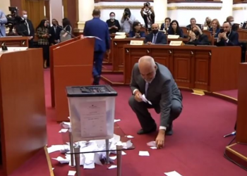 FOTOT/ Demokratët grisin fletët e votimit, Rama i mbledh dhe i fut në qese, irritohet deputeti i PD