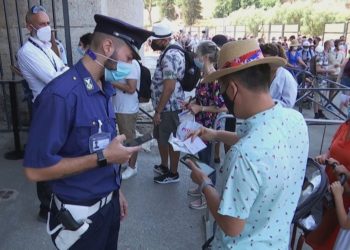 Ashpërsohen kufizimet në Itali, “Green Pass” e detyrueshme në mjetet e transportit dhe shkolla