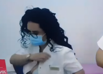 VIDEO/ Nuk e pa fare kamerën, infermierja nis të zhvishet para të gjithëve dhe bën…