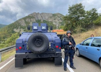 Tensioni në Veri/ Bllokada në kufijtë e Kosovës, serbët morën mbi 10 000 targa