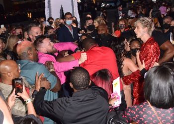 VIDEO / McGregor sherr në “tapetin e kuq” me reperin Machine Gun Kelly