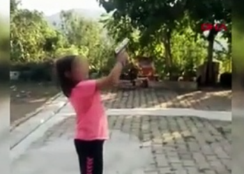 Video/ Xhaxhai i jep mbesës pistoletën për të gjuajtur në ajër, por shpëton për një “fije peri”