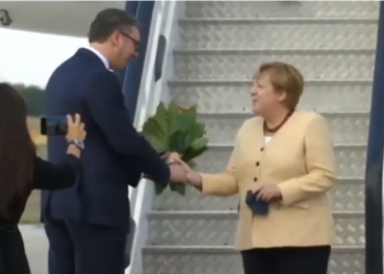 VIDEO/ Merkel arrin në Beograd, Vuçiç e pret me lule në aeroport