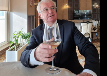 “NATO e goditi Serbinë si shtet autokrat që provokon fqinjët”/ Ngjela: Shqiptarët kurrë nuk mposhten