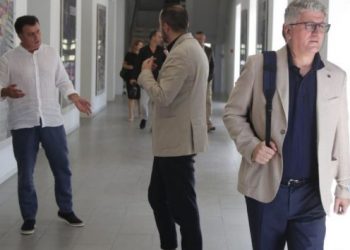 FOTOT/ Sherri brenda grupit të PD për Berishën transferohet jashtë, Noka kërcënon Salianjin se do ta rrahë