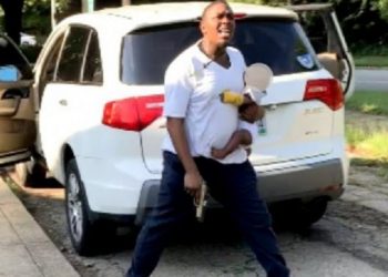 FOTO/ 31-vjeçari me foshnjën në krah qëllon me pistoletë gruan që i përplasi makinën