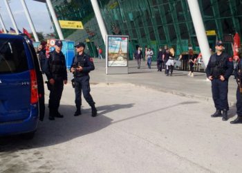 Tre të arrestuar në Rinas, tentuan të kalonin kufirin me dokumente të falsifikuara