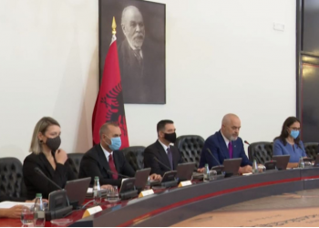 “Mos mungoni në Kuvend”/ Rama këshilla ministrave si të sillen me opozitën: S’ka më e lagu se lagu, apo përgjigje-fletërrufe