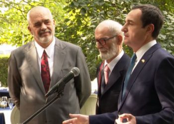 Rama nuk i kursen batutat gjatë dekorimit të Qoses: Falenderojeni Albinin edhe për ato që do të thotë…!