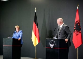 “Me mua po, por zonja Merkel nuk iu ka asnjë borxh”/ Gazetarët nga Kosova i “sulen” Ramës: Jemi dhe ne këtu