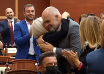 FOTO/ U zgjodh kryetare Kuvendi, Rama përqafon Lindita Nikollën, demokratët i bien tavolinave e largohen