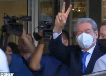Mbërrin Berisha në ‘Rogner’, demokratët e deputetët që “braktisën” Bashën: O Sali o hero, gjithë Shqipëria ty të do