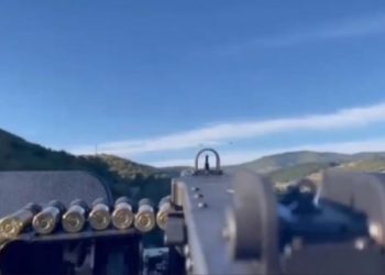 VIDEO/ Kosova mobilizohet, autoblindi i Policisë shënjestron helikopterët ushtarakë serbë