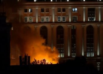 VIDEO/ Zjarret nuk i ndahen Maqedonisë së Veriut, flakët i afrohen Bibliotekës Universitare të Shkupit