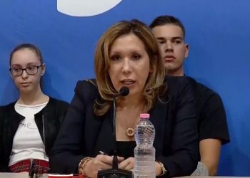Një shqiptaro-amerikane, anëtare e Republikanëve në SHBA me Berishën në Vlorë: Detyra e tij, ta kthejë PD në 1991!