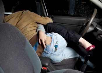 FOTO/ Seks në makinë, turistët ukrainas nuk përmbahen, e pësojnë nga policia