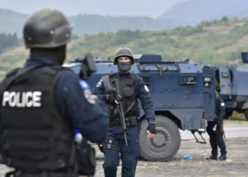 Tensionet në veri të Kosovës, vendosen 4 kamionë në kufi. Vuçiç kërcënon: Prekët një serb, do ndërhyjmë