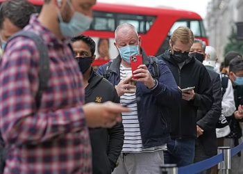 iPhone 13 del zyrtarisht në shitje, radhë përpara dyqaneve të Apple